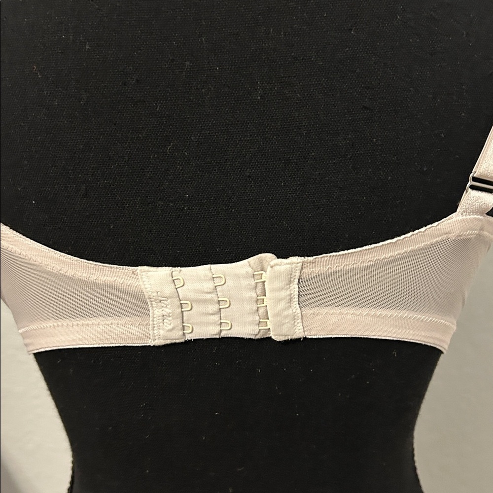 Woman’s Soma 36D underwire bra. - Picture 4 of 8